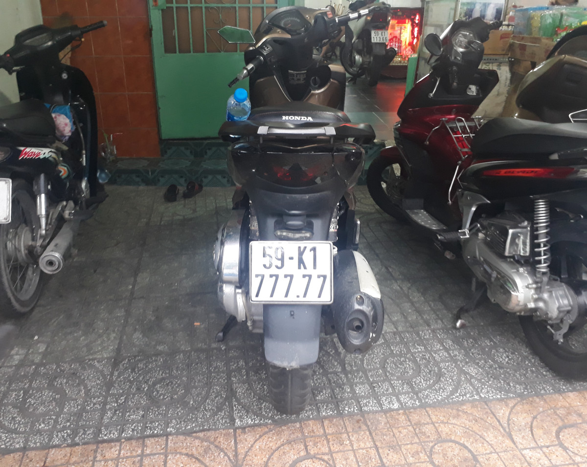 Man nhan voi nhung bien so xe ngu quy-Hinh-10