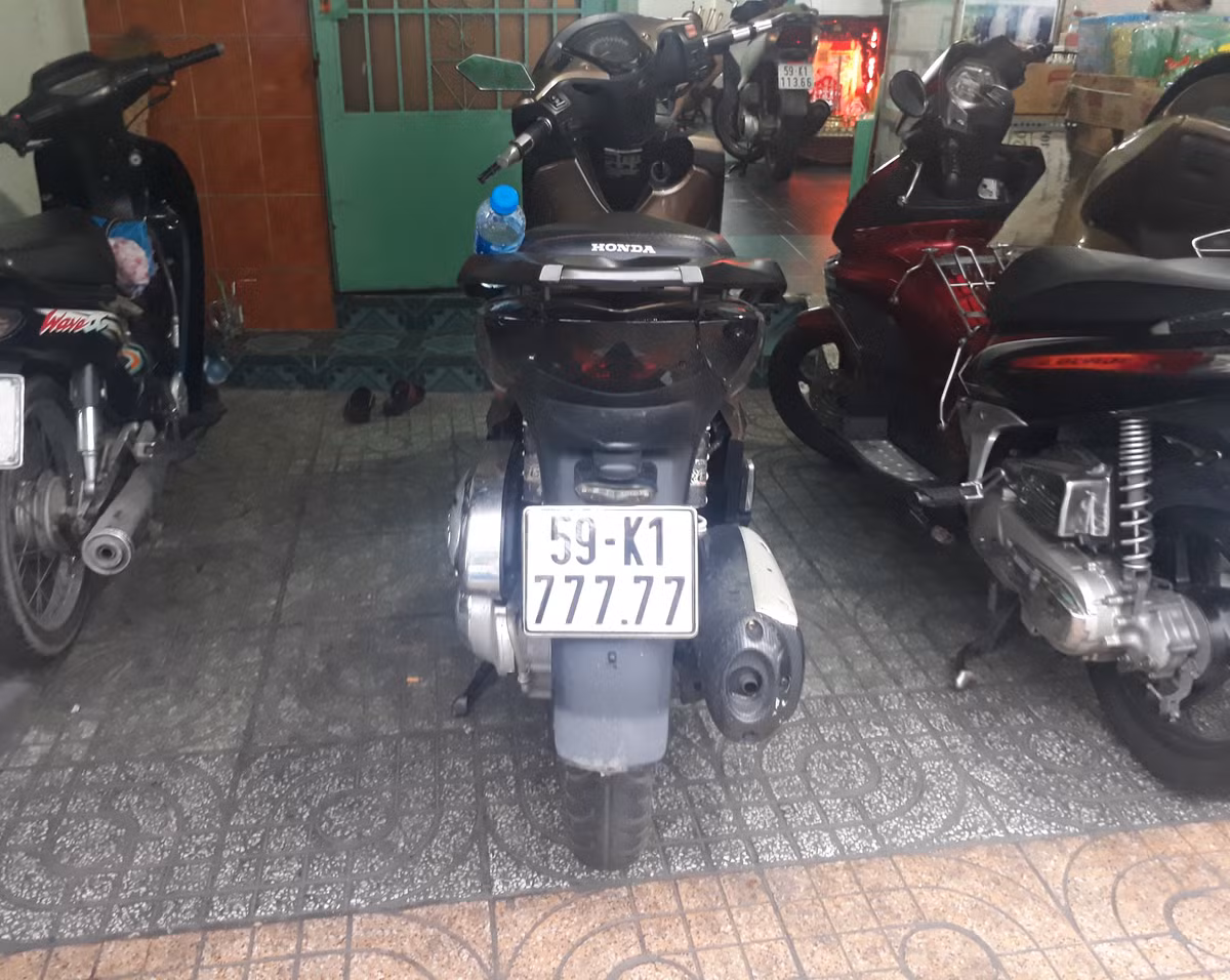 Man nhan voi nhung bien so xe ngu quy-Hinh-10