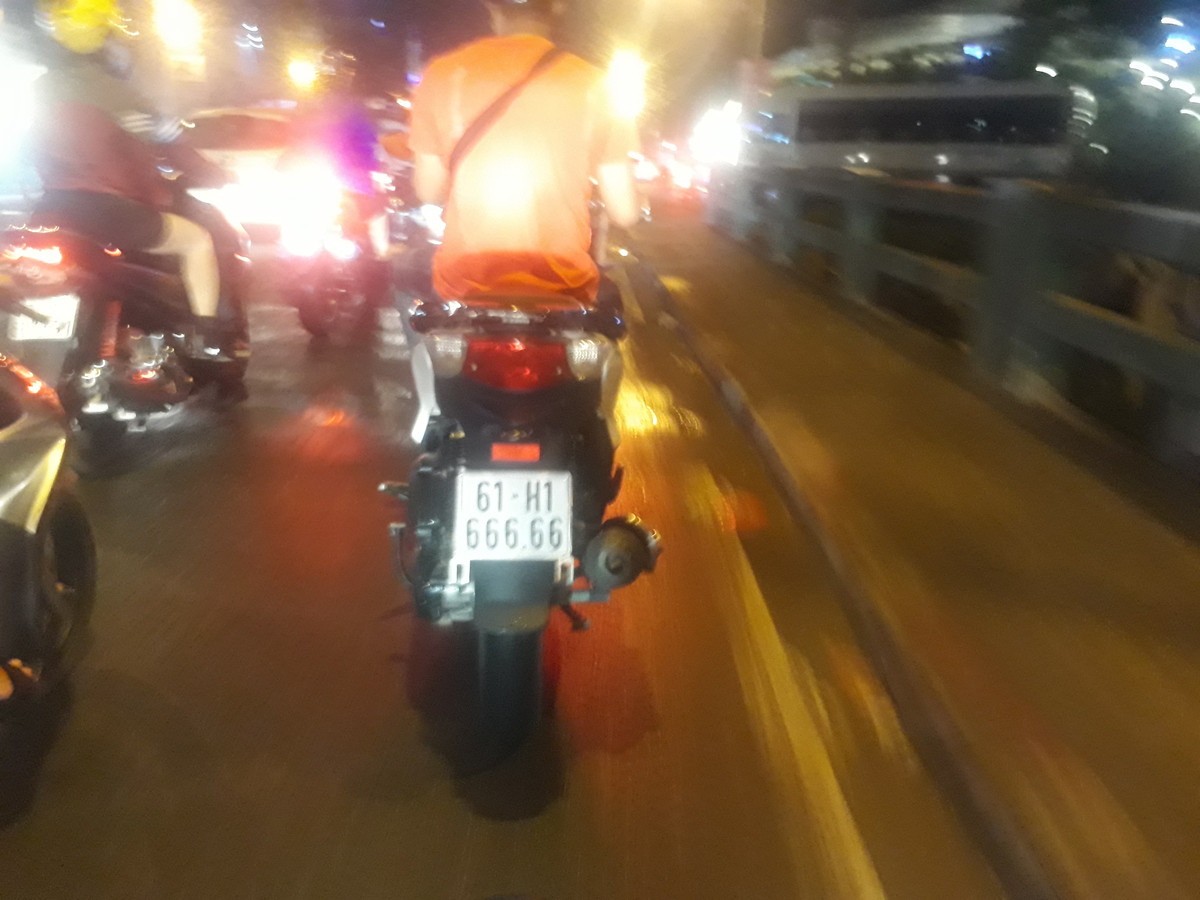 Man nhan voi nhung bien so xe ngu quy-Hinh-9