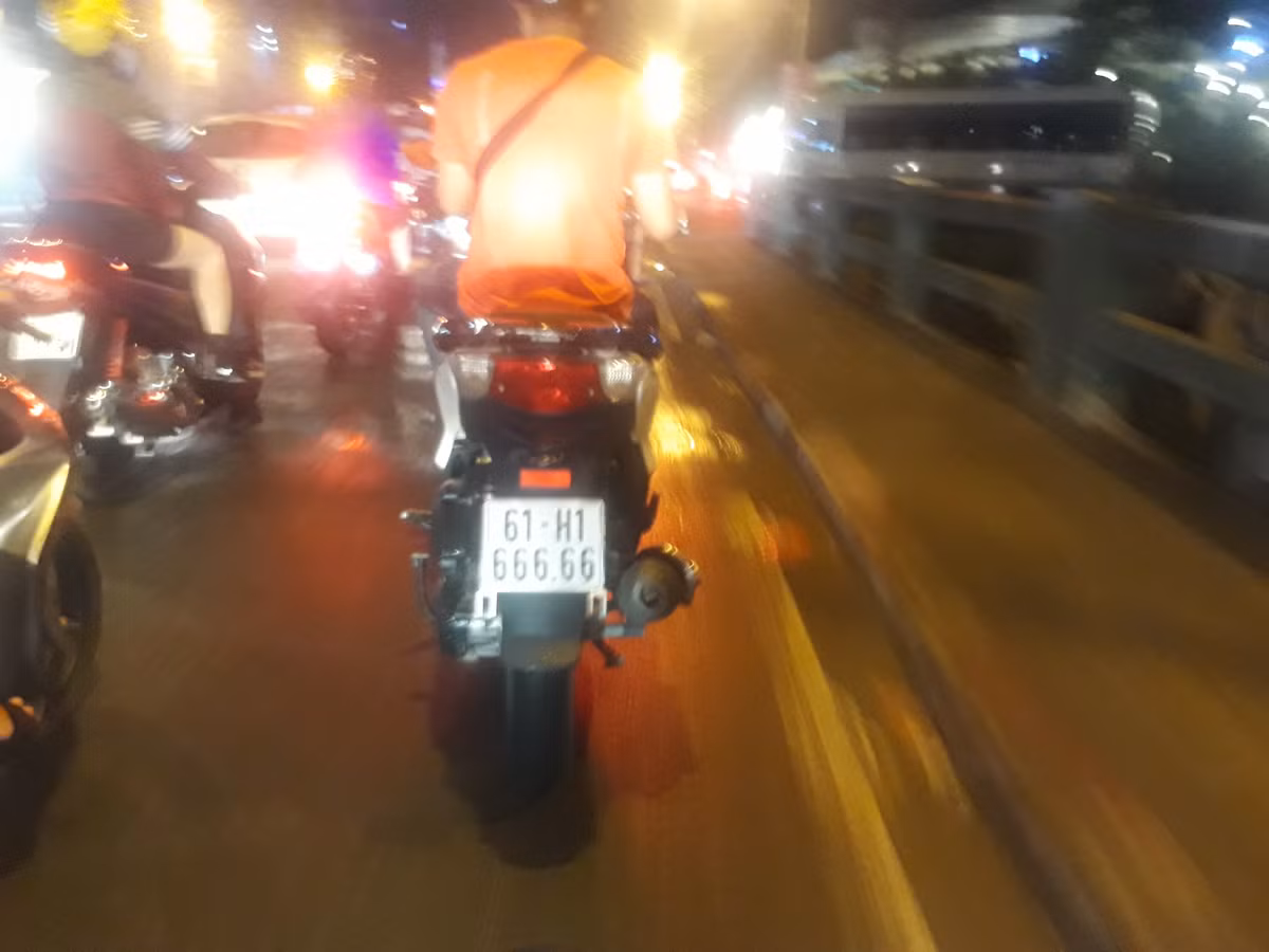 Man nhan voi nhung bien so xe ngu quy-Hinh-9