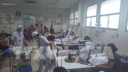 Dak Lak: Hang chuc nguoi ngo doc do an banh mi via he