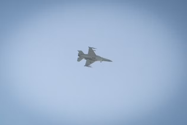 Các kênh Telegram quân sự của Nga cũng đưa tin về sự xuất hiện của hai máy bay chiến đấu F-16 trên lãnh thổ Cộng hòa Nhân dân Donetsk (DPR) tự xưng. Theo thông tin do tài khoản Telegram Archangel Spetsnaz Z cung cấp, các máy bay chiến đấu F-16 đã bị radar của hệ thống tên lửa phòng không Nga phát hiện.