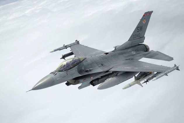 Hãng tin Bloomberg cho biết, việc chuyển giao F-16 là "một động thái được mong đợi từ lâu" và mất hơn một năm để hoàn thành. Hiện, vẫn chưa rõ các phi công Ukraine được đào tạo ở phương Tây có thể vận hành những chiếc máy bay này ngay lập tức hay không.