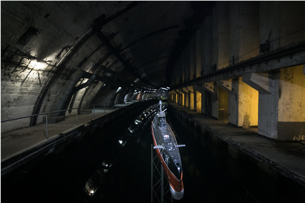 Căn cứ này được thiết kế để chứa nhiều tàu ngầm hải quân trên một mạng lưới các kênh nước, có cả các vũng cạn để phục vụ việc sửa chữa, không gian để chứa đạn dược, gồm cả đầu đạn hạt nhân và rocket, cùng một trung tâm liên lạc.