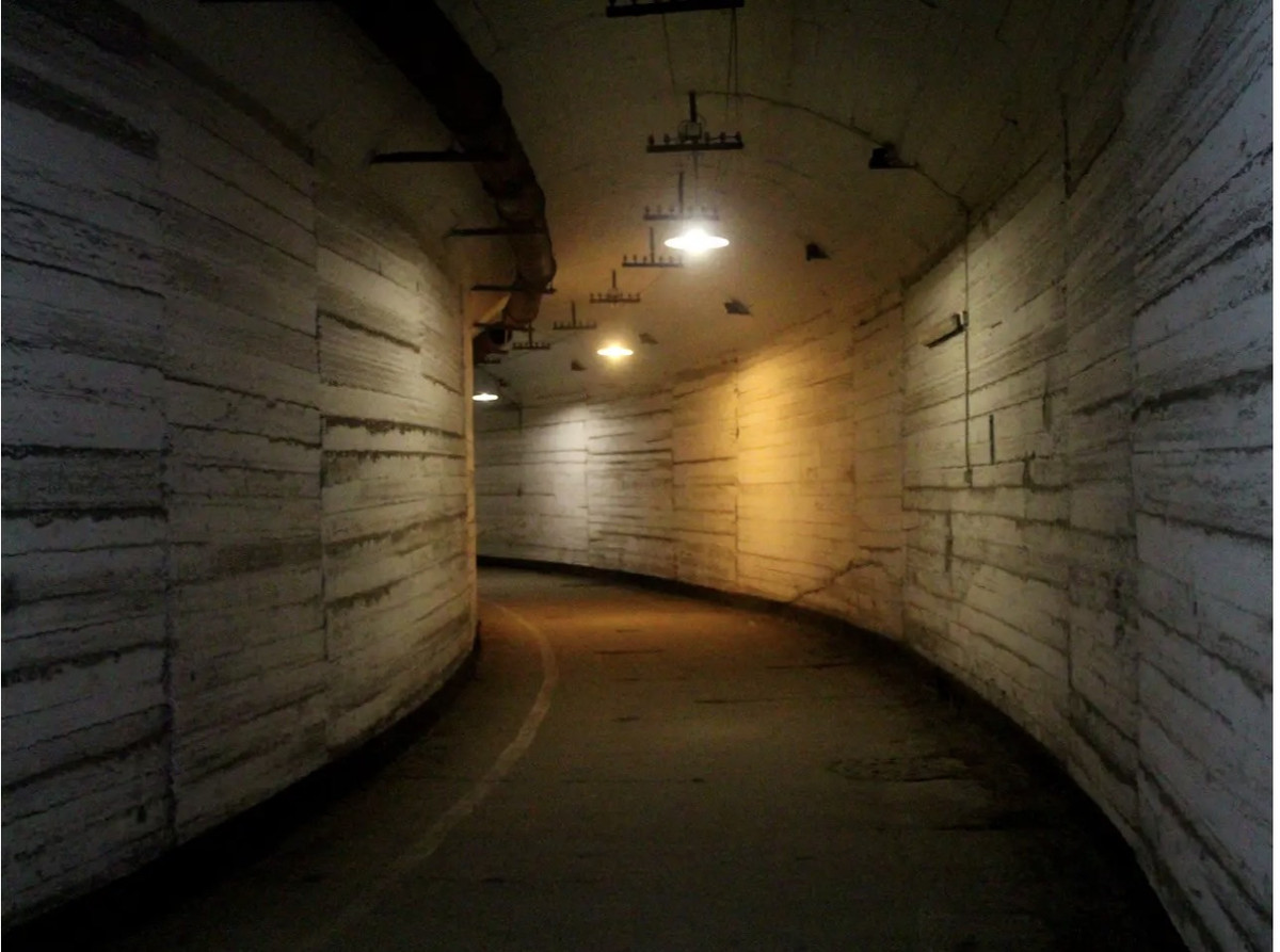 Thời gian ước tính để đại tu toàn bộ một chiếc tàu ngầm bên trong căn cứ là 3 tuần và việc sửa chữa luôn diễn ra đúng thời hạn trong suốt 30 năm căn cứ hoạt động. Tàu ngầm luôn ra vào ban đêm nên điện ở Balaklava thường xuyên bị cắt trong những giờ di chuyển.