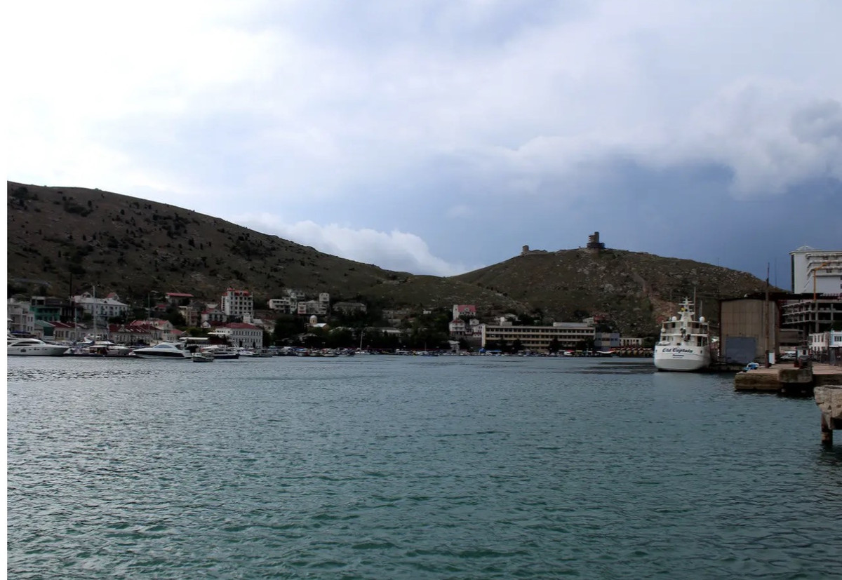 Balaklava nằm ở một vịnh hẹp quanh co, với chiều rộng chỉ từ 200-400m. Vịnh nhỏ này không chỉ bảo vệ thành phố khỏi bão mà còn cả những cuộc do thám vì sự tồn tại của nó gần như là vô hình trước bất cứ góc độ quan sát nào ở ngoài biển. Ngoài ra, Balaklava còn gần Sevastopol, nơi có một căn cứ hải quân lớn của Hạm đội Biển Đen.