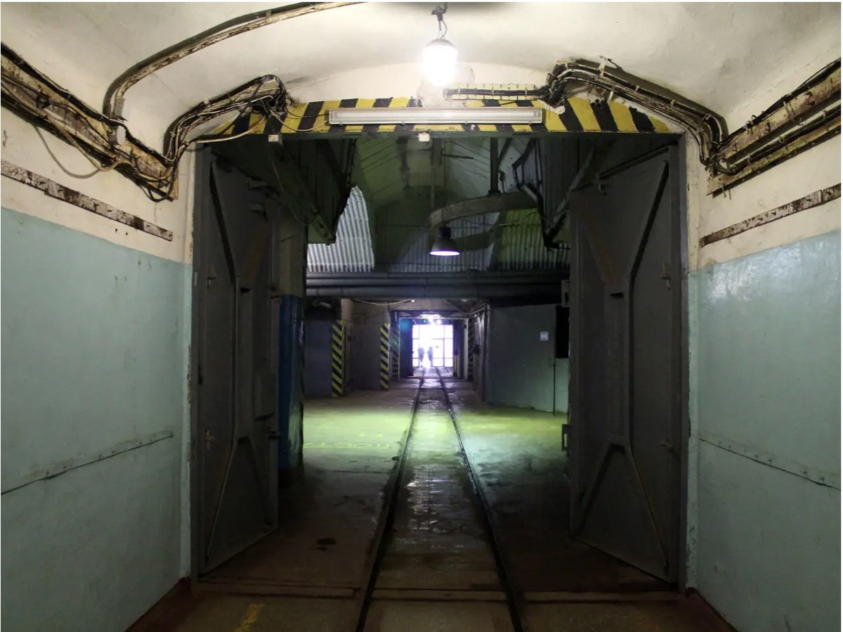 Do nằm sâu dưới lòng đất nên căn cứ có thể bảo vệ mọi thiết bị, con người khỏi một vụ nổ hạt nhân lớn. Nếu một quả bom hạt nhân 100 kiloton được thả xuống, mọi đạn dược, tàu bè và nhân viên làm việc tại đây vẫn an toàn. Căn cứ này thậm chí còn có cả bệnh viện, các cửa hàng lương thực, cung cấp đủ đồ ăn cho mọi người trong 30 ngày.