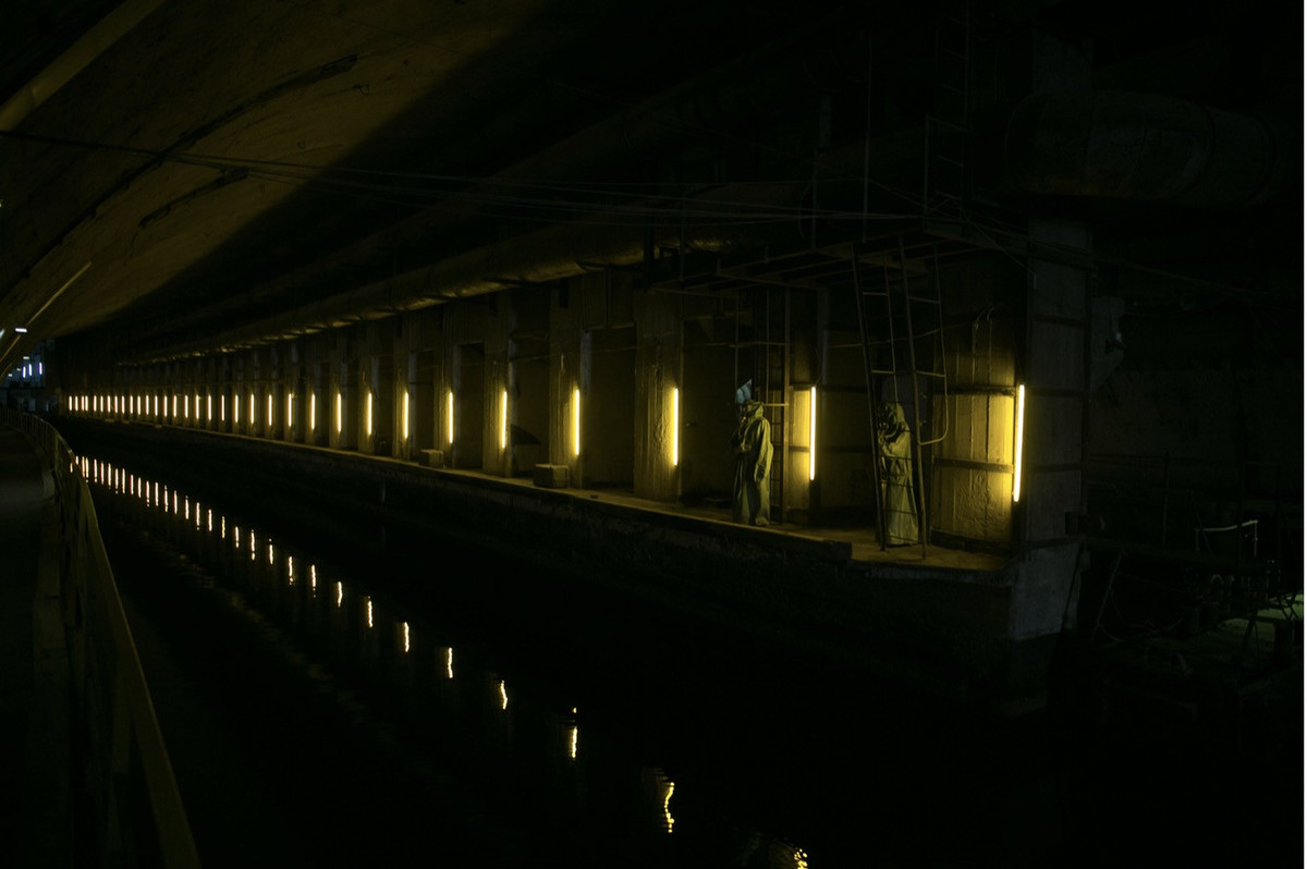 Theo Bohemian Blog, trong quá trình xây dựng, các công nhân phải lặng lẽ di chuyển khoảng 125 tấn đất đá để tạo đường hầm dẫn nước lớn. Để giữ bí mật, đất đá được chuyển lên các sà lan vào ban đêm và mang đổ ra biển, khi cư dân thành phố đều đã ngủ.