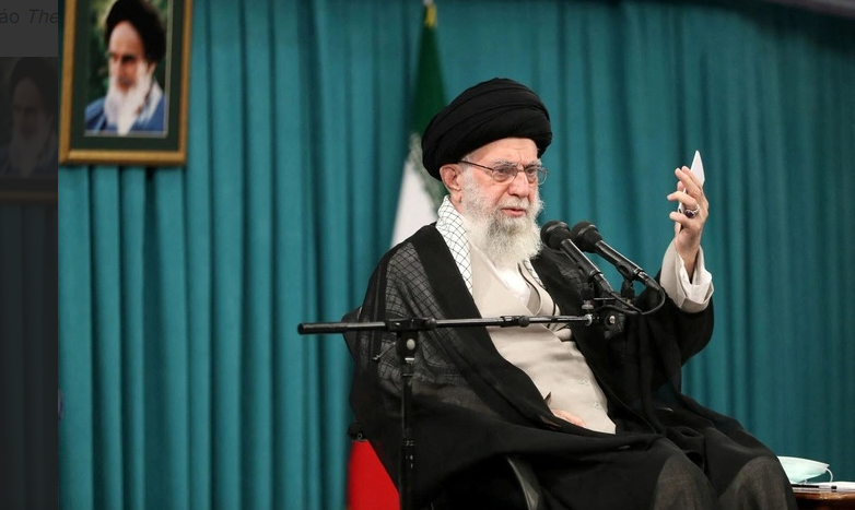 Chỉ thị được đưa ra sáng 31/7 tại một cuộc họp khẩn cấp của Hội đồng An ninh quốc gia tối cao, ngay sau khi vụ ám sát thủ lĩnh Hamas Haniyeh. Tuy nhiên, phương thức và thời gian tiến hành tấn công chưa được nêu rõ. Các quan chức Iran chỉ tiết lộ một phần của mệnh lệnh, theo đó, Lãnh tụ Ali Khamenei yêu cầu các chỉ huy của Lực lượng Vệ binh Cách mạng Hồi giáo Iran (IRGC) và Quân đội Iran chuẩn bị cả kế hoạch tấn công và phòng thủ "trong trường hợp xung đột mở rộng và Israel hoặc Mỹ tấn công Iran".