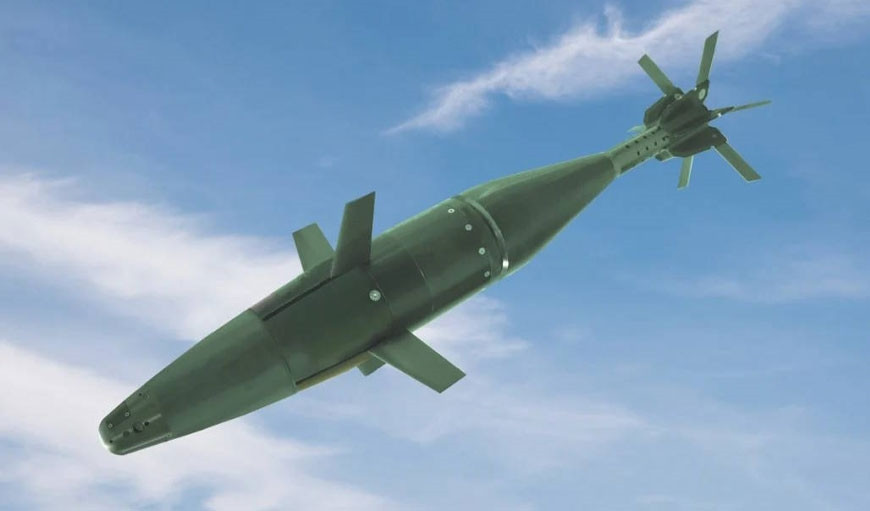 Hệ thống Iron Sting sử dụng cả công nghệ định vị toàn cầu GPS và laser, nâng độ chính xác hỏa lực lực lượng mặt đất Israel lên một cấp độ mới. GPS có thể bị gây nhiễu, là hệ thống dẫn đường chính, nhưng khi cần, đạn cối có thể được lái dẫn theo chùm tia laser chiếu sáng chỉ định mục tiêu, tạo nên một vũ khí mới đáng gờm để chống lại kẻ thù trong môi trường đô thị đông đúc. Khi đạn cối đạt đến điểm cao nhất trên quỹ đạo bay, các cánh được kích hoạt và viên đạn có thể được điều chỉnh quỹ đạo.