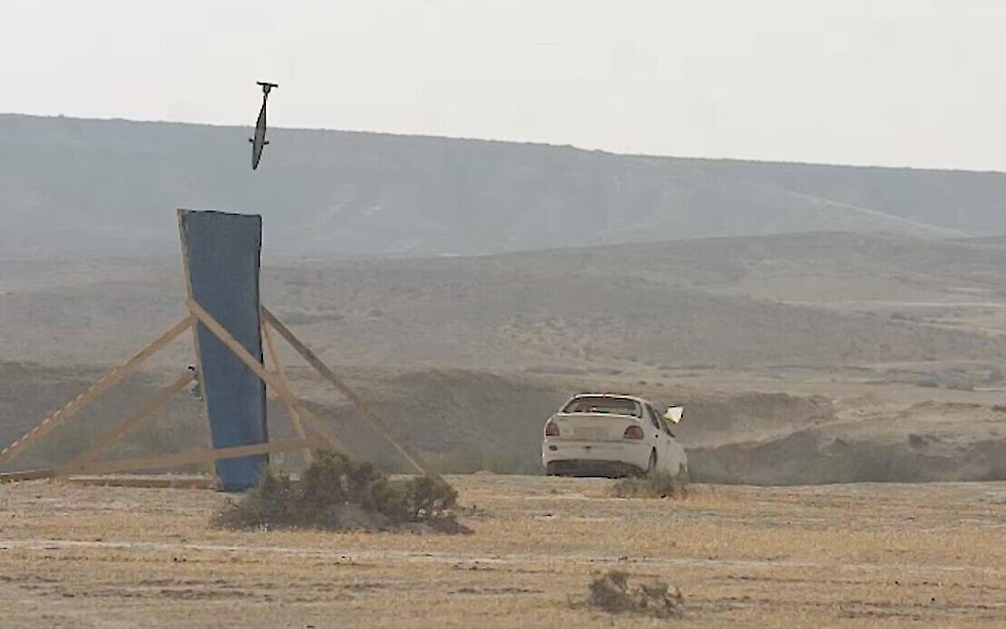 Iron Sting nặng khoảng 14,5kg, có ngòi nổ đa chế độ và có thể được triển khai từ thiết giáp Humvee và xe bọc thép chở quân M113 cũng như các xe cấu hình 4x4 khác. Iron Sting lấy tọa độ mục tiêu từ nhiều nguồn, sử dụng mạng chia sẻ dữ liệu từ máy bay không người lái và radar.