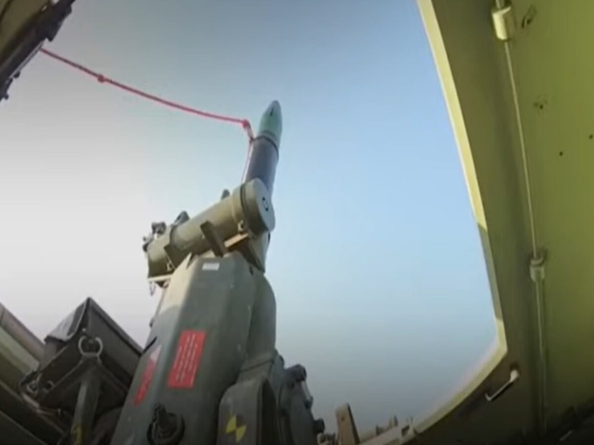 Để đạn pháo có quỹ đạo linh hoạt, các nhà phát triển vũ khí đã trang bị cho Iron Sting phần mềm riêng không giống với bất kỳ loại vũ khí nào. Khi được khai hỏa từ hệ thống cối tự hành Spear, đạn Iron Sting gần như không cho đối phương cơ hội nào để đánh chặn và phản đòn dù họ có hệ thống phòng thủ tối tân đến đâu bởi Spear có khả năng cơ động rất cao. Trong khi hệ thống đánh chặn của đối phương chưa kịp xác định tọa độ thì khẩu đội cối Spear đã kịp cơ động đến địa điểm khác sau khi khai hỏa.