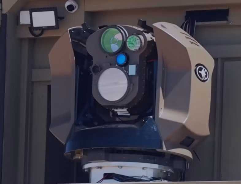 Hệ thống vũ khí laser Iron Beam đã được chứng minh là có hiệu quả trong việc ngăn chặn nhiều mối đe dọa trên không như đạn pháo, đạn súng cối và máy bay không người lái ở cự ly vài km.