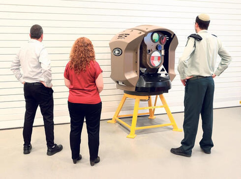 Chủ tịch Tập đoàn Rafael - ông Yuval Steinitz tiếp tục nhấn mạnh vào khả năng độc đáo của hệ thống Iron Beam, đồng thời cho biết vào hai năm trước, họ đã đạt kỷ lục thế giới khi đánh chặn thành công một mục tiêu từ cự ly xa chưa từng có bằng chùm tia laser.