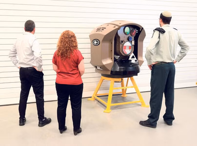 Chủ tịch Tập đoàn Rafael - ông Yuval Steinitz tiếp tục nhấn mạnh vào khả năng độc đáo của hệ thống Iron Beam, đồng thời cho biết vào hai năm trước, họ đã đạt kỷ lục thế giới khi đánh chặn thành công một mục tiêu từ cự ly xa chưa từng có bằng chùm tia laser.