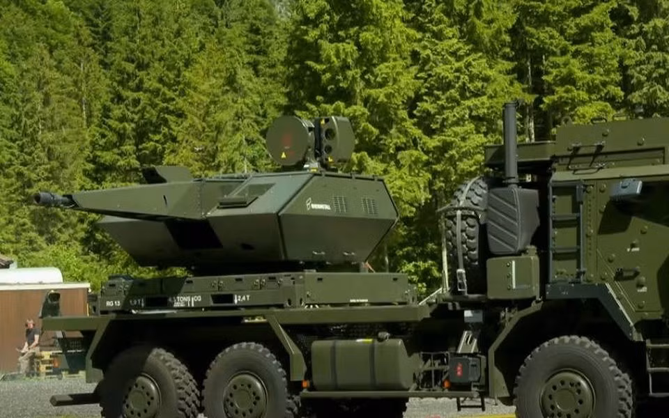 Sau đó một vài nguồn tin giấu tên tại Berlin thông báo rằng Ukraine chính là khách hàng nhận được 2 khẩu đội hệ thống phòng không Skynex thế hệ mới nhất với trị giá lên tới 182 triệu euro.