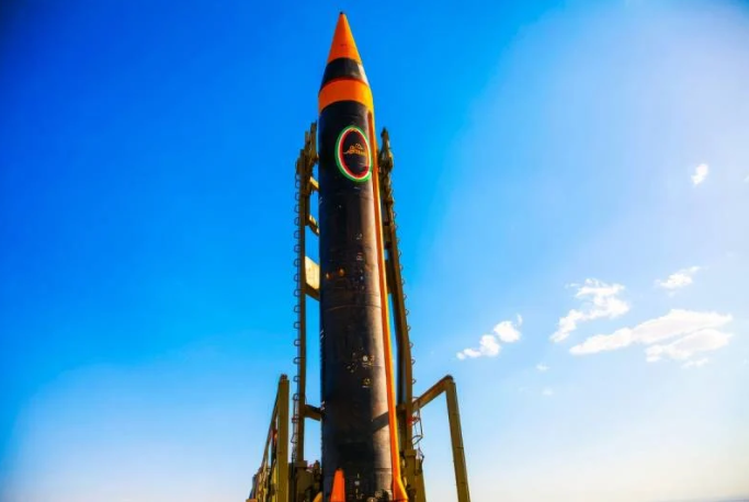 Tổng chiều dài của tên lửa đạt 12-13 m với đường kính 1,5 m, trọng lượng phóng phải đạt 18-20 tấn, trong đó tải trọng chiến đấu là 1.500 kg. Cả hai tên lửa dòng Khorramshahr đều được trang bị động cơ tên lửa lỏng ở tất cả các giai đoạn. I Khorramshahr-4 sử dụng nhiên liệu tự cháy được chứa trong các thùng chứa ống. Tầm phóng tối đa của cả hai tên lửa là 2 km. Tốc độ của đầu đạn có thể tháo rời trên phần giảm dần của quỹ đạo đạt tới 8M.