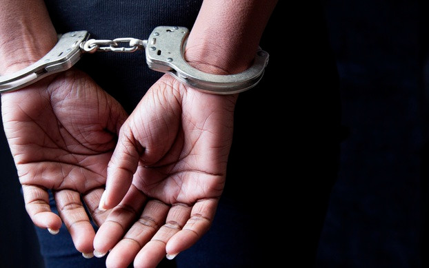 Bat nguyen truong, pho cong an xa o Ninh Binh ve toi nhan hoi lo