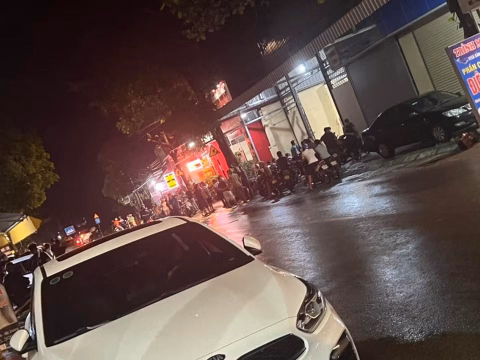 Tên cướp tiệm vàng ở Hải Dương nổ súng bắn vào trưởng công an xã Ten cuop tiem vang o Hai Duong no sung ban vao truong cong an xa