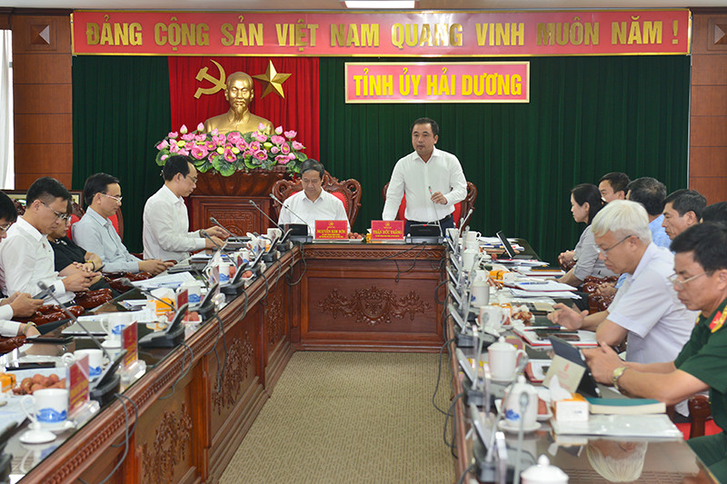 Bộ trưởng Nguyễn Kim Sơn: Hải Dương cần có chế độ ưu đãi để giữ chân giáo viên - Hình 3 Bo truong Nguyen Kim Son: Hai Duong can co che do uu dai de giu chan giao vien-Hinh-3