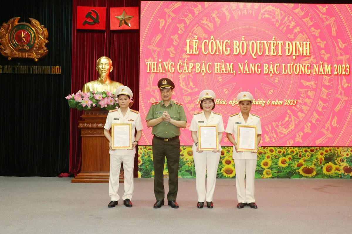  Hai Phó Giám đốc Công an tỉnh Thanh Hóa được thăng cấp bậc hàm: Ngày 1/6, Công an tỉnh Thanh Hóa đã tổ chức Lễ công bố các Quyết định của Bộ trưởng Bộ Công an và Giám đốc Công an tỉnh về thăng cấp bậc hàm, nâng bậc lương năm 2023. Bộ trưởng Bộ Công an đã ký quyết định thăng cấp bậc hàm trước niên hạn 1 năm từ thượng tá lên đại tá đối với Thượng tá Nguyễn Hữu Mạnh, Phó Giám đốc Công an tỉnh; thăng cấp bậc hàm từ thượng tá lên đại tá đối với Thượng tá Lê Ngọc Anh, Phó Giám đốc Công an tỉnh Thanh Hóa.