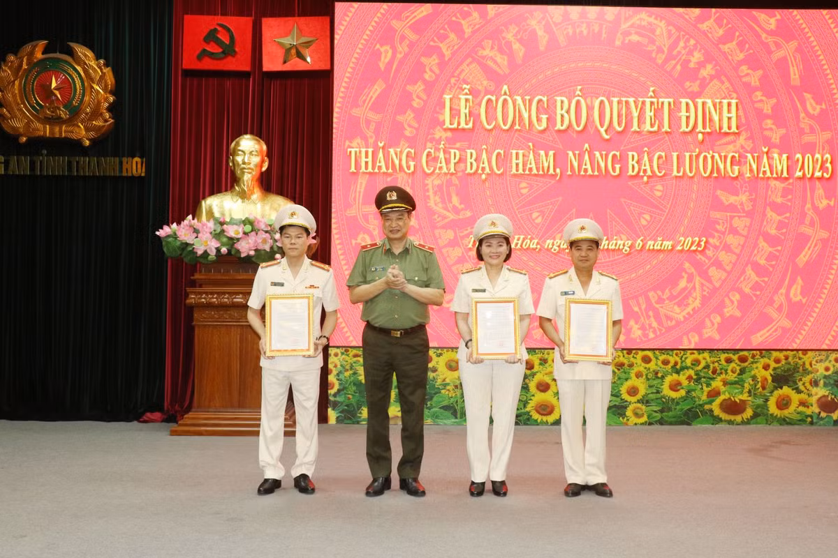  Hai Phó Giám đốc Công an tỉnh Thanh Hóa được thăng cấp bậc hàm: Ngày 1/6, Công an tỉnh Thanh Hóa đã tổ chức Lễ công bố các Quyết định của Bộ trưởng Bộ Công an và Giám đốc Công an tỉnh về thăng cấp bậc hàm, nâng bậc lương năm 2023. Bộ trưởng Bộ Công an đã ký quyết định thăng cấp bậc hàm trước niên hạn 1 năm từ thượng tá lên đại tá đối với Thượng tá Nguyễn Hữu Mạnh, Phó Giám đốc Công an tỉnh; thăng cấp bậc hàm từ thượng tá lên đại tá đối với Thượng tá Lê Ngọc Anh, Phó Giám đốc Công an tỉnh Thanh Hóa.