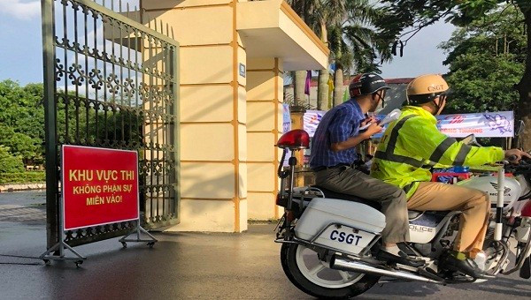 Hải Dương: CSGT dùng môtô đặc chủng đón thí sinh ngủ quên Hai Duong: CSGT dung moto dac chung don thi sinh ngu quen