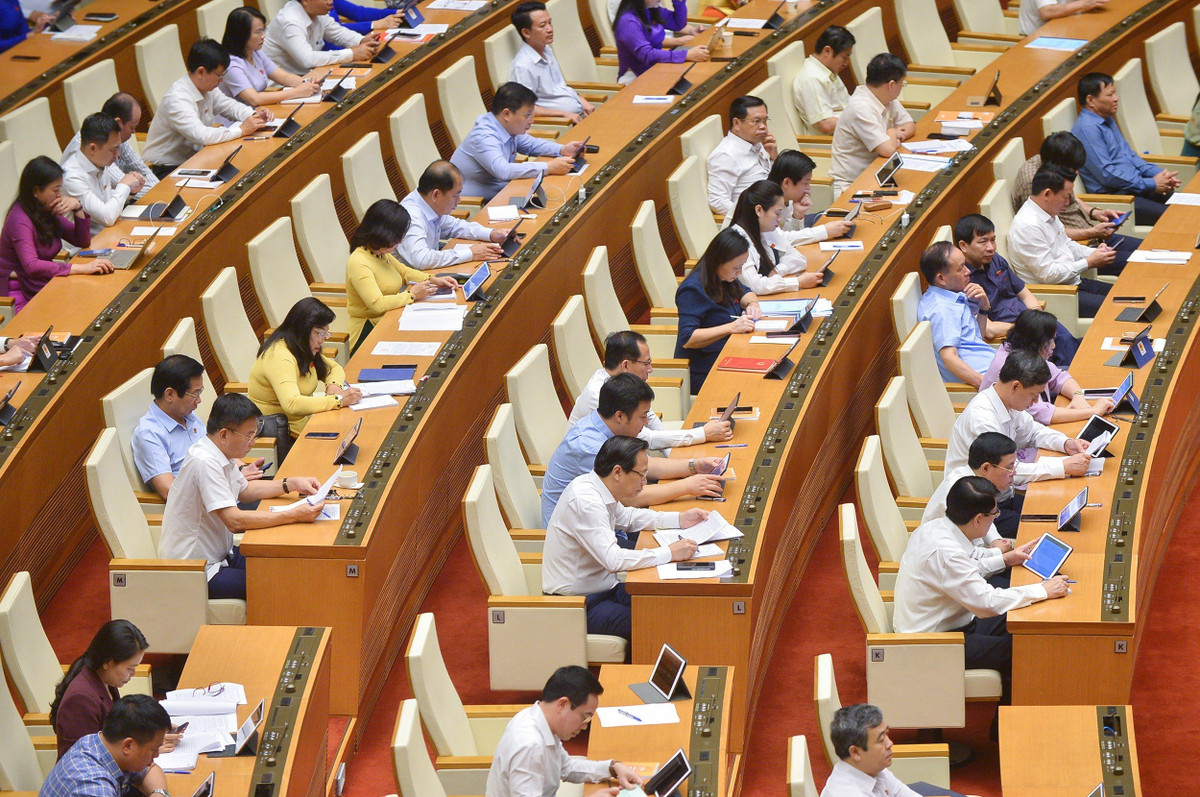  Bộ GTVT là quản lý nhà nước chứ cũng không có tiền: Để cập đến việc sẽ trình nội dung Nhà nước mua lại 8 dự án BOT khi trả lời đại biểu liên quan tới các dự án BOT giao thông, Bộ trưởng Nguyễn Văn Thắng nhấn mạnh, tất cả phải làm theo quy trình. “Bộ GTVT là cơ quan quản lý chứ Bộ GTVT cũng không có tiền. Chúng tôi đang làm hết sức mình để làm sao tháo gỡ một cách triệt để, bảo vệ các nhà đầu tư, các doanh nghiệp hiện nay đang đầu tư các dự án BOT, nhưng do điều kiện khách quan bị ảnh hưởng. Căn cứ các hợp đồng đã ký thì khi doanh thu ảnh hưởng đến mức độ nào, Nhà nước phải mua lại. Đây là điều khoản điều kiện trong hợp đồng, không phải dành đặc quyền, đặc lợi cho doanh nghiệp.