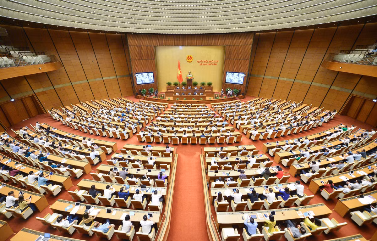  Địa phương bố trí vốn làm dự án giao thông là cần thiết: Nêu quan điểm về việc một số tỉnh đề nghị có cơ chế dùng ngân sách địa phương để đầu tư, mở rộng dự án giao thông, Bộ trưởng Nguyễn Văn Thắng nói: “Theo quy định Luật Ngân sách và Luật Giao thông đường bộ, tuyến cao tốc, quốc lộ thuộc trách nhiệm đầu tư của Bộ GTVT, còn tỉnh lộ trở xuống thuộc trách nhiệm địa phương. Một năm ngân sách Trung ương giao cho Bộ chỉ đáp ứng 66% cho nhu cầu. Trong bối cảnh ngân sách Trung ương có hạn mà địa phương có khả năng bố trí được, việc để địa phương cùng Trung ương đầu tư nâng cấp là rất cần thiết”.