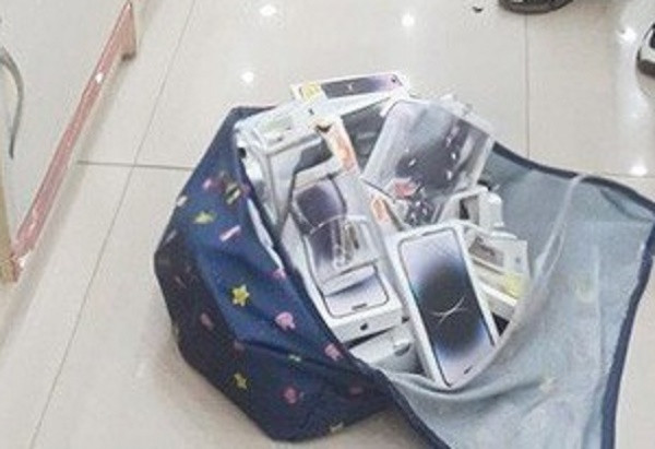 Hải Dương: Đạo chích đột nhập FPT Shop, trộm 41 điện thoại gần 1 tỷ - Hình 2 Hai Duong: Dao chich dot nhap FPT Shop, trom 41 dien thoai gan 1 ty-Hinh-2