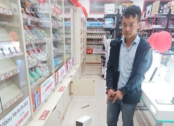 Hải Dương: Đạo chích đột nhập FPT Shop, trộm 41 điện thoại gần 1 tỷ Hai Duong: Dao chich dot nhap FPT Shop, trom 41 dien thoai gan 1 ty