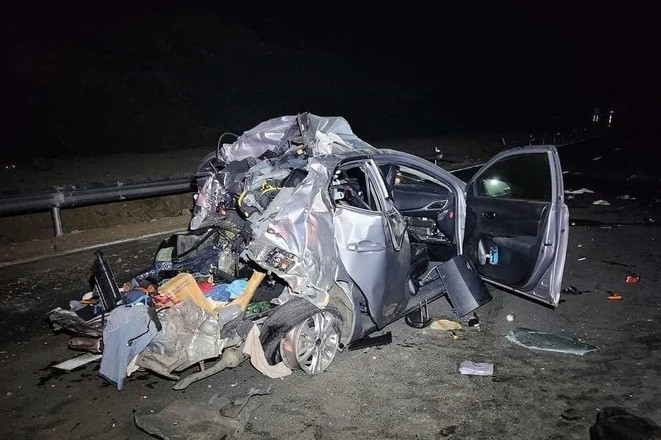 Va chạm với xe container trên cao tốc Nha Trang - Cam Lâm, 2 người chết Va cham voi xe container tren cao toc Nha Trang - Cam Lam, 2 nguoi chet