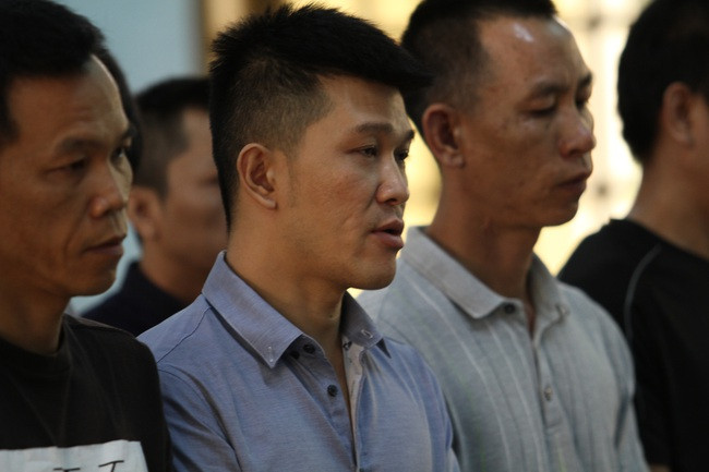 Theo cáo trạng vụ án, các xe gỗ từ xã Ia Dal, xã Ia Tơi (huyện Ia H'Drai, Kon Tum) muốn về tỉnh Gia Lai phải đi qua chốt kiểm soát đường bộ Sê San 4. Chốt này nằm trên trục đường độc đạo và có lực lượng công an, bộ đội biên phòng, kiểm lâm, dân quân… chốt giữ, có trạm barie, kiểm soát nghiêm ngặt. 