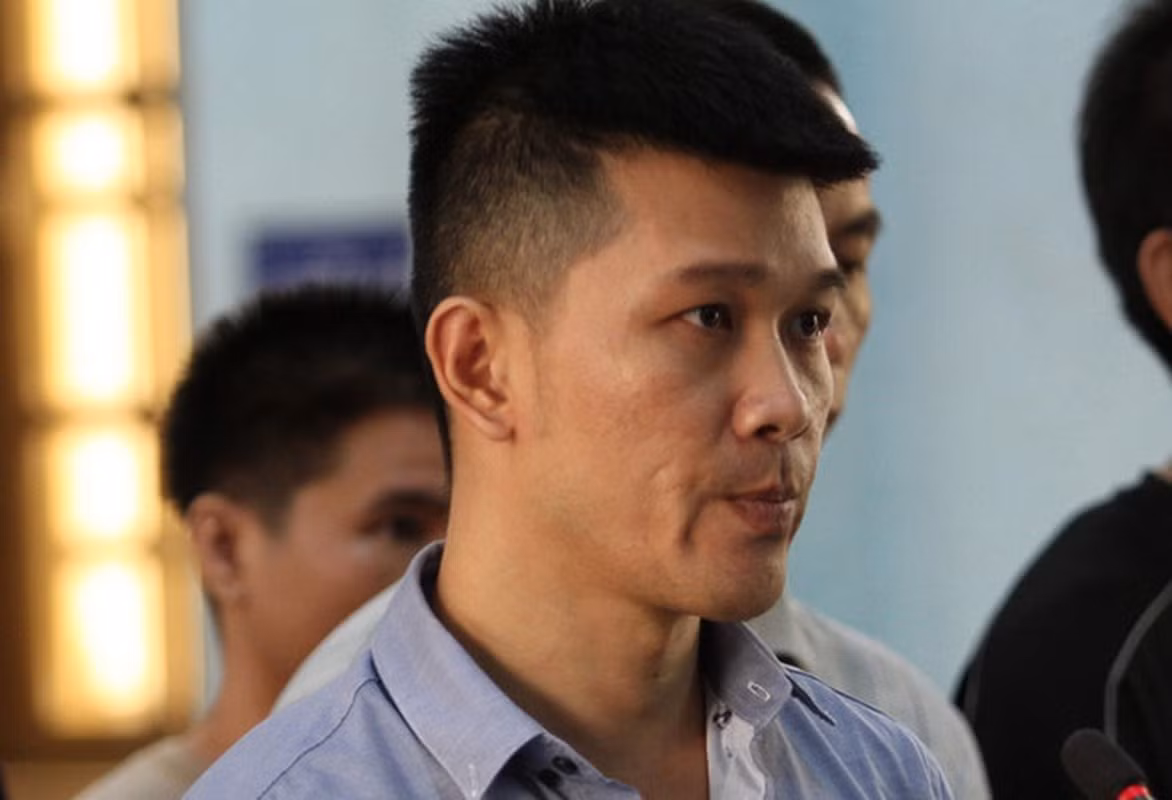 Sau khi được Hùng giao quản lý, điều hành sới bạc, Khánh tìm và thuê nhiều đồng bọn khác để giúp sức với vai trò làm “hồ lì”, “bảo vệ”, “cảnh giới” và “quản lý đầu xe và trả tiền xe trong quá trình tổ chức sới bạc”. Đồng thời, đưa đón con bạc đến đánh bạc để được sòng bạc trả tiền xe. Hàng ngày, các con bạc sát phạt nhau bằng hình thức xóc đĩa thắng thua bằng tiền từ 100.000 đồng trở lên với 86 con bạc khác. Bắt đầu từ 22h đến 1h sáng ngày hôm sau. 