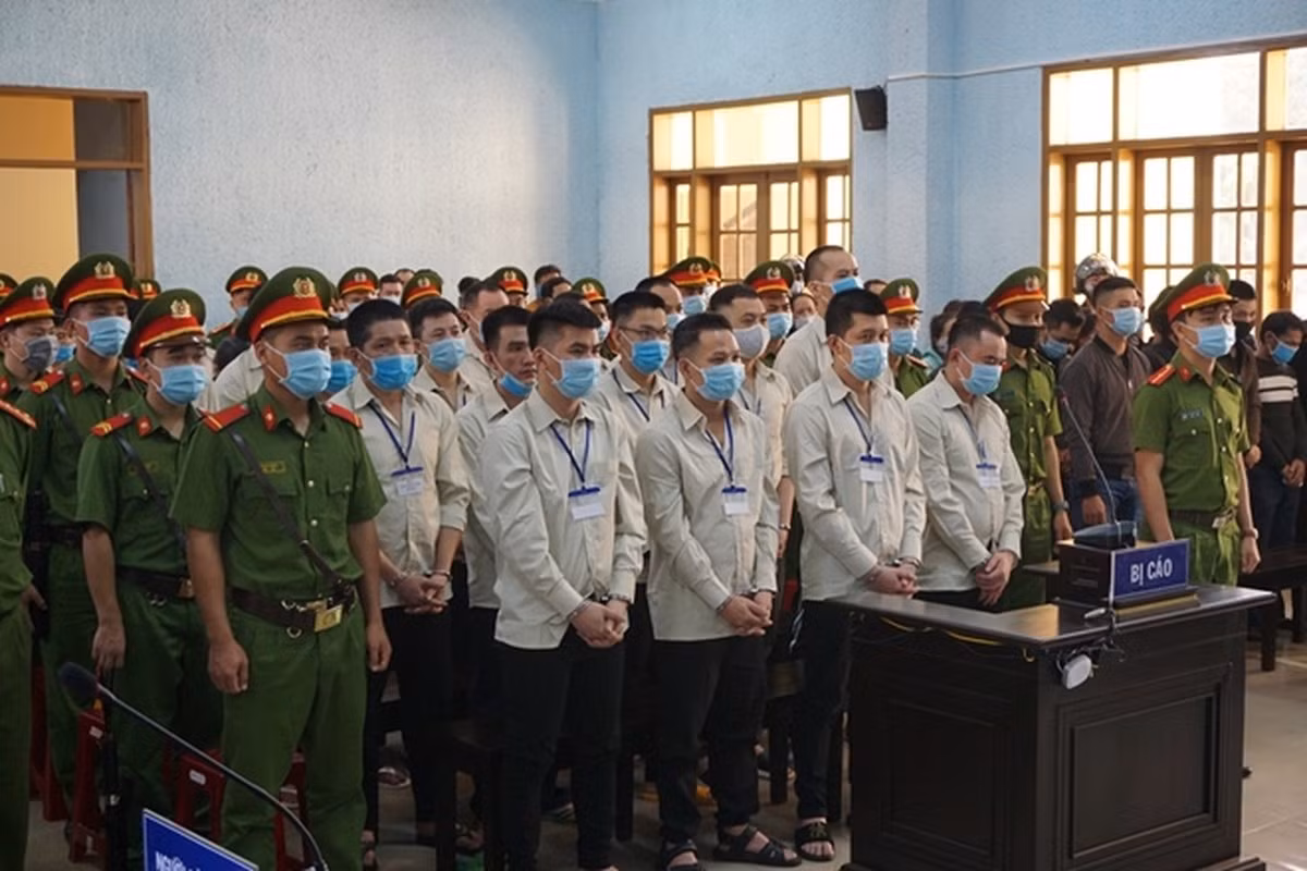 Ngày 27/11/2020, trong phiên toà xét xử sơ thẩm, TAND tỉnh Gia Lai đã tuyên phạt Hùng “si đa” 6 năm tù giam về tội "Tổ chức đánh bạc". Cũng về tội "Tổ chức đánh bạc", TAND tỉnh Gia Lai xử 20 bị cáo liên quan nhận mức án từ 24 tháng đến 5 năm 6 tháng tù giam. Cùng với đó, 85 bị cáo bị xét xử về tội "Đánh bạc", TAND tỉnh Gia Lai tuyên phạt từ án treo đến các mức án phạt tù từ 8 tháng đến 4 năm tù giam. 