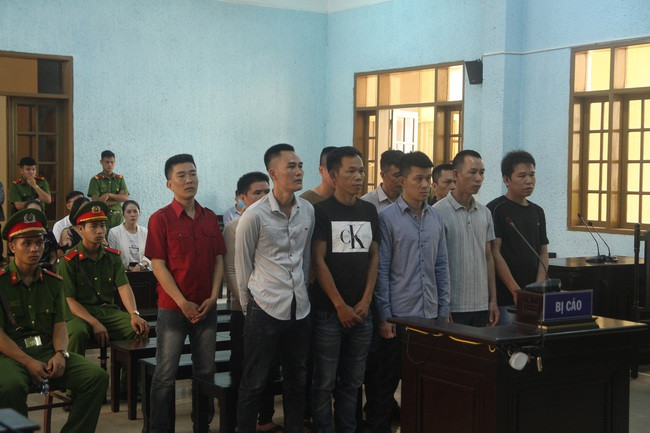 Liên quan vụ án “Vi phạm các quy định khai thác và bảo vệ rừng” tại xã Ia Chía, ngày 21/5/2020, TAND tỉnh Gia Lai xét xử sơ thẩm, phạt tù Nguyễn Mạnh Hùng (Hùng “sida” 4 năm 6 tháng, 9 đối tượng liên quan từ 2 đến hơn 5 năm tù giam về tội “Vi phạm các quy định về khai thác và bảo vệ rừng”, với khối lượng gỗ thu giữ hơn 111m3 (nhóm 1 đến nhóm 5). 