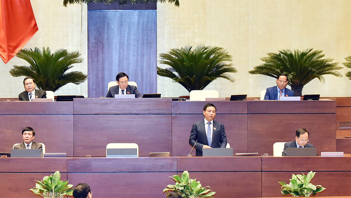  “Đi ngược đi xuôi" cũng không đăng kiểm được: “Những vụ việc xảy ra trong hoạt động đăng kiểm vừa qua hết sức nghiêm trọng, gây ra hệ lụy rất lớn, nhân dân phải chờ đợi, doanh nghiệp cũng phải chờ đợi rất vất vả trong hoạt động đăng kiểm, “đi ngược đi xuôi” mà cũng không đăng kiểm được”, Bộ trưởng Nguyễn Văn Thắng trả lời ý kiến tranh luận của đại biểu Nguyễn Trường Giang và cho biết, có tới 600 lãnh đạo, công chức, viên chức, đăng kiểm viên bị khởi tố, trong 281 đơn vị đăng kiểm thì có tới 106 trung tâm đăng kiểm phải đóng cửa. Bộ GTVT đã phối hợp chặt chẽ với các bộ, ngành đặc biệt là Bộ Công an để tập trung tháo gỡ vào vấn đề làm thế nào để khôi phục hoạt động đăng kiểm. 