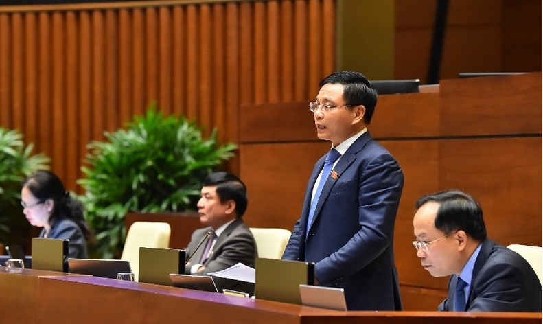  3 việc cần xử lý “để hoạt động đăng kiểm chắc chắn sẽ trở lại bình thường”: Trả lời tiếp về hoạt động đăng kiểm, Bộ trưởng Nguyễn Văn Thắng cho biết: “Còn 3 việc cần xử lý “để hoạt động đăng kiểm chắc chắn sẽ trở lại bình thường”. Trước hết, điều chỉnh cơ chế tài chính, Bộ đã phối hợp với Bộ Tài chính đưa vào dự thảo luật Giá để loại bỏ giá đăng kiểm ra khỏi danh mục giá Nhà nước quản lý, để thị trường quyết định, đảm bảo thu nhập cho các đăng kiểm viên. Tích cực ứng dụng công nghệ thông tin giảm thiểu tối đa việc kiểm định thủ công, thực hiện việc đăng ký, đăng kiểm qua mạng, thanh toán chuyển khoản. Tập trung tuyển dụng, đào tạo cán bộ đăng kiểm, để tất cả dây chuyền đăng kiểm khi có đủ lực lượng sẽ trở lại hoạt động bình thường”. 