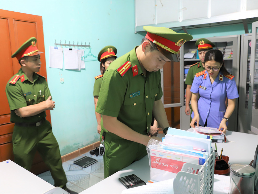 7 cán bộ Quỹ phụ nữ huyện lập hồ sơ khống tham ô trên 10 tỷ - Hình 4 7 can bo Quy phu nu huyen lap ho so khong tham o tren 10 ty-Hinh-4