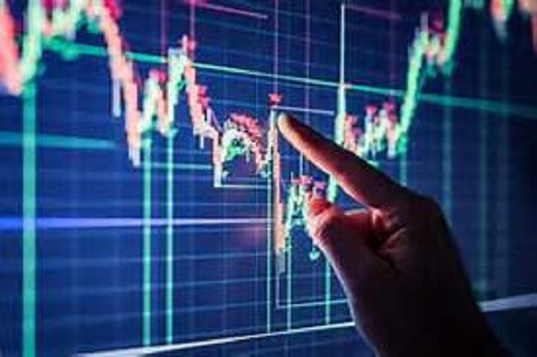 Theo bản án, năm 2015, bà Hinh thực hiện tăng vốn điều lệ công ty KSA bằng cách phát hành thêm 56,5 triệu cổ phiếu mã KSA chào bán ra công chúng và được Ủy ban Chứng khoán nhà nước chấp thuận lưu ký trên thị trường chứng khoán. Khi phát hành, giá cổ phiếu KSA giảm mạnh, bà Hinh chỉ đạo nhân viên lập 69 tài khoản để giao dịch chéo cổ phiếu KSA, nhằm tăng giá cổ phiếu và tăng tính thanh khoản. Đồng thời chỉ đạo nhân viên Công ty chứng khoán MSI lập, sử dụng 69 tài khoản để thực hiện lệnh mua - bán, tạo cung cầu giả trên thị trường để thu hút các nhà đầu tư giao dịch mã cổ phiếu KSA.1.496 nhà đầu tư bị thiệt hại hơn 8 tỷ đồng từ hành vi của nhóm bị cáo. (Ảnh minh họa)
