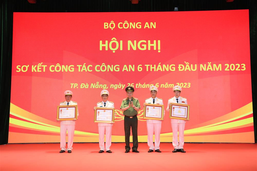 Thiếu tướng Vũ Hồng Văn nhận huân chương Quân công hạng nhì - Hình 2 Thieu tuong Vu Hong Van nhan huan chuong Quan cong hang nhi-Hinh-2