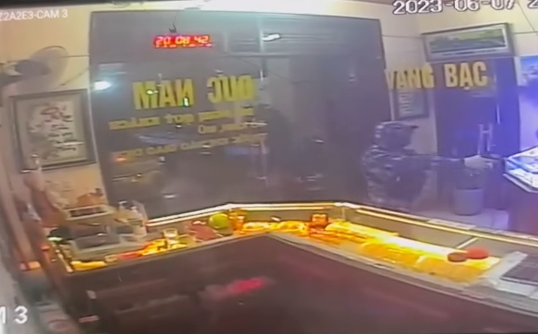 Khoảng 20h ngày 7/6, anh Nguyễn Đăng Ninh (sinh năm 1977, Thị tứ Đồng Gia, xã Đồng Cẩm, huyện Kim Thành, tỉnh Hải Dương) đang trông cửa hàng của gia đình là tiệm vàng Đức Nam. Lúc này, Đạt và Doanh đi xe môtô Exciter (không BKS), mặc áo khoác trùm đầu, đeo khẩu trang, găng tay xông vào. Tại đây, một đối tượng đi trước cầm súng ngắn dạng côn xoay chĩa thẳng về hướng anh Nguyễn Đăng Ninh để đe dọa, đối tượng đi sau cầm búa đập vỡ kính tủ trưng bày vàng, lấy một số vàng trong tủ bỏ vào túi xách mang theo.