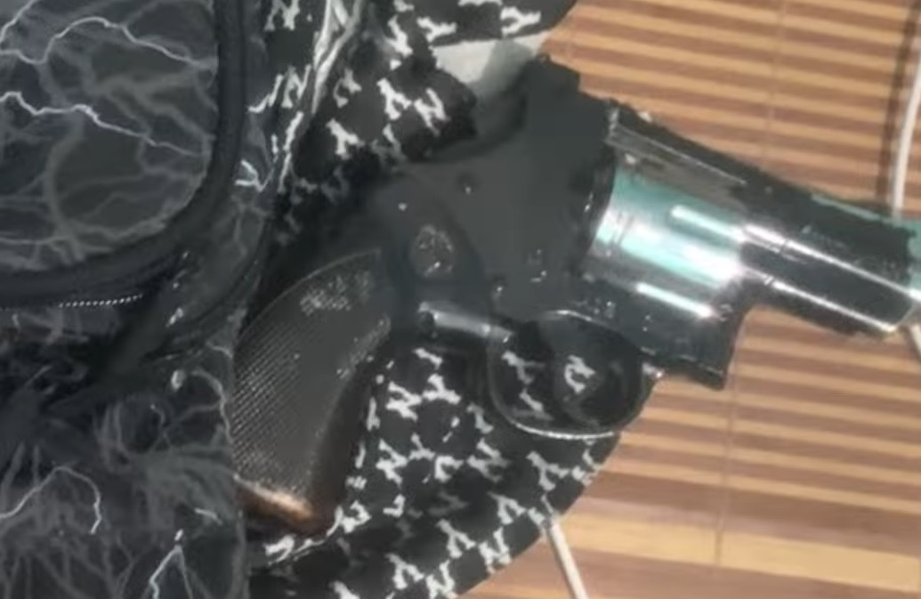 Lực lượng chức năng đã thu giữ 01 súng côn quay (trong súng có 05 viên đạn) và các đồ vật có liên quan đến vụ việc cướp tài sản.