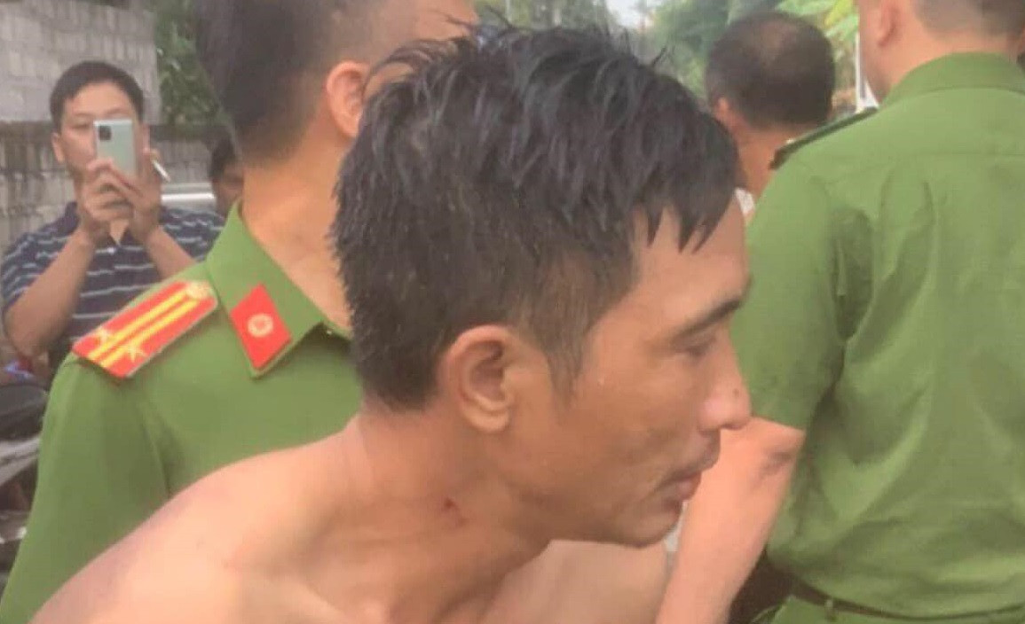 Đến 6h20 ngày 8/6, Doanh bị lực lượng Công an bắt khi đang lẩn trốn dưới ao bèo sau nhà.