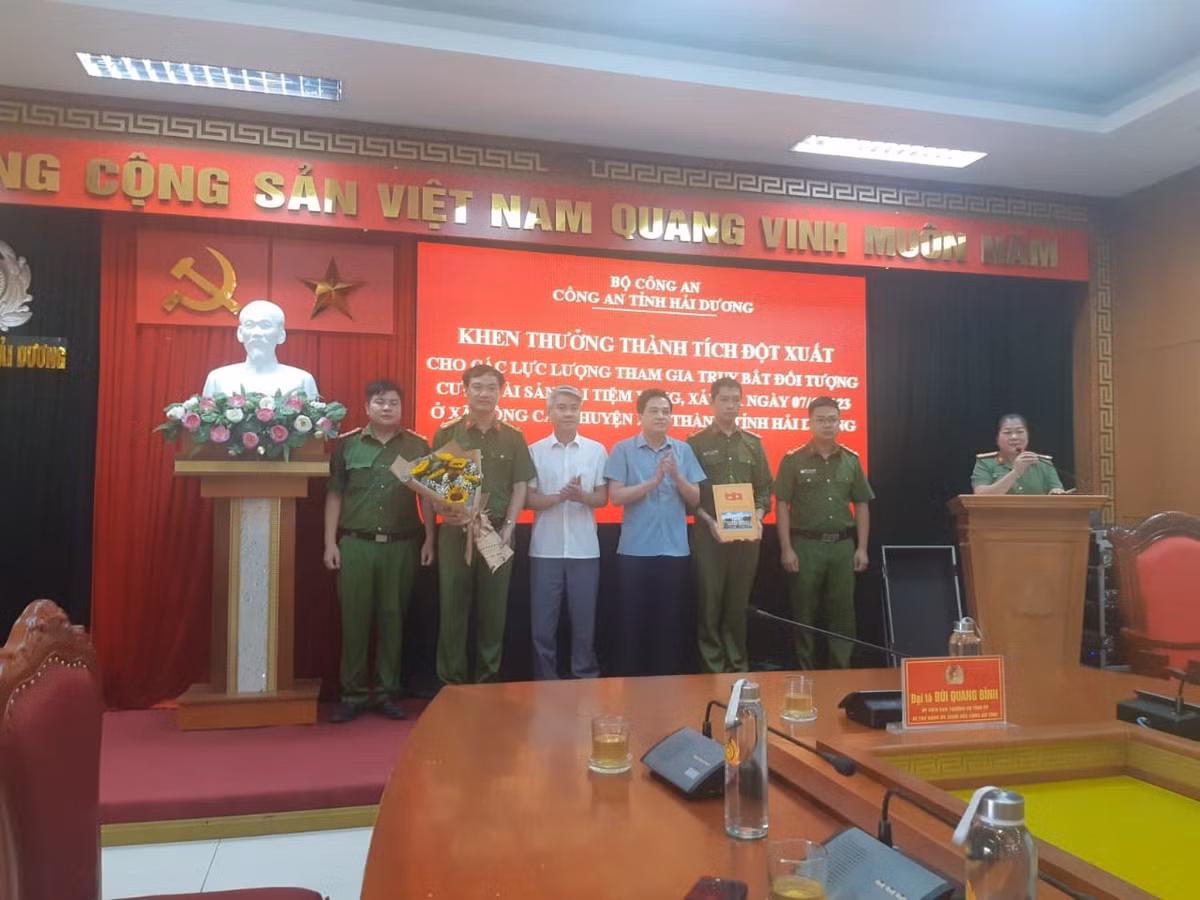 Chiều 8/6, Giám đốc Công an tỉnh Hải Dương đã khen thưởng nóng ngay cho các tập thể, cá nhân lập thành tích xuất sắc nhanh chóng bắt giữ 2 nghi phạm cướp tiệm vàng trên. Bí thư Huyện ủy, Chủ tịch UBND huyện thưởng nóng cho Công an huyện Kim Thành và Công an xã Đồng Cẩm. 