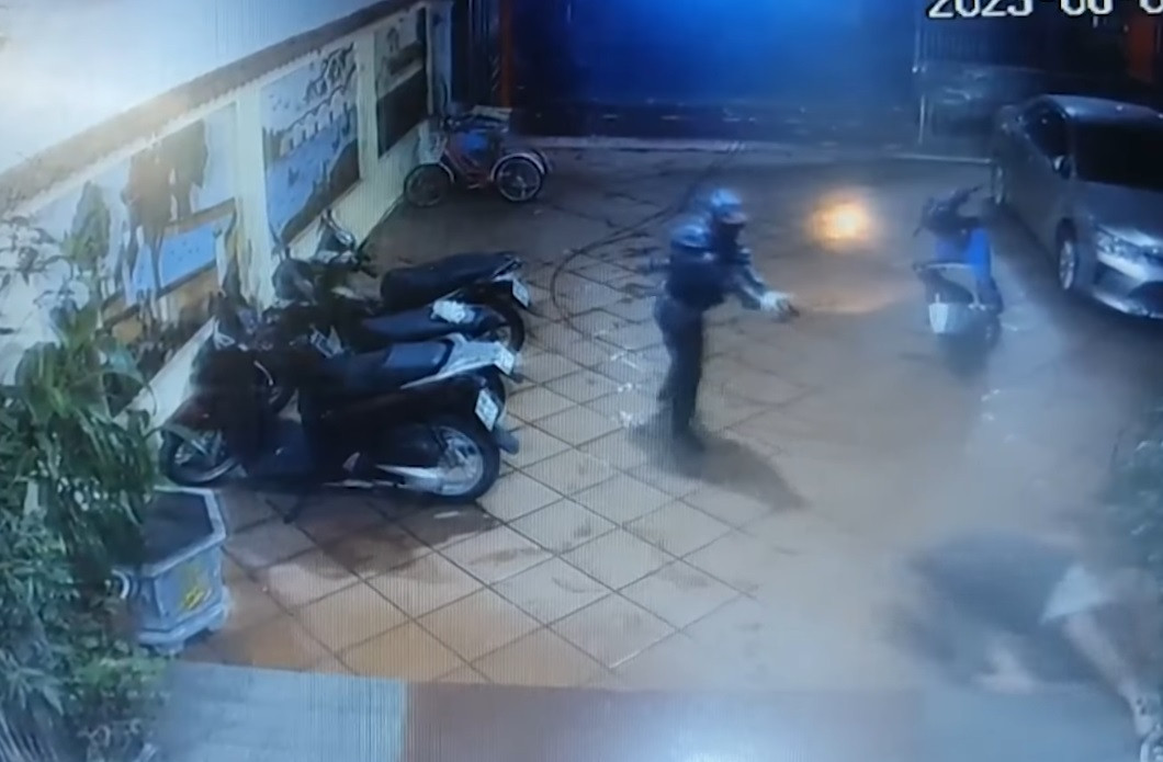 Lúc này anh Nguyễn Đăng Ninh lao nhanh ra đẩy đối tượng cầm súng thì cả 2 đối tượng bỏ chạy, anh Ninh ôm giữ được đối tượng cầm túi xách đựng vàng thì bị đối tượng cầm súng bắn khoảng 3 phát đạn nhằm giải thoát cho đồng bọn. Sau đó cả 2 đối tượng bỏ lại túi xách đựng vàng đã cướp, bỏ lại xe môtô chạy bộ tẩu thoát. 