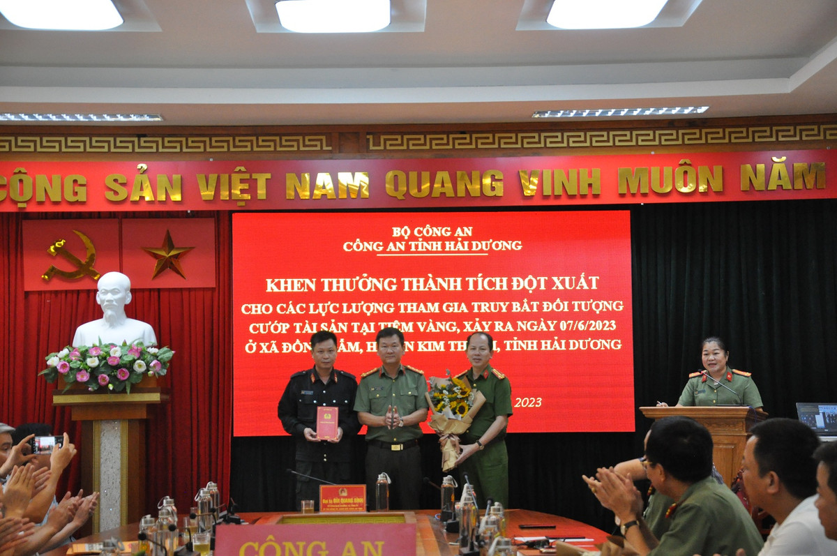 Vụ cướp tiệm vàng ở Hải Dương: Hai đối tượng lên kế hoạch kỹ lưỡng - Hình 11 Vu cuop tiem vang o Hai Duong: Hai doi tuong len ke hoach ky luong-Hinh-11