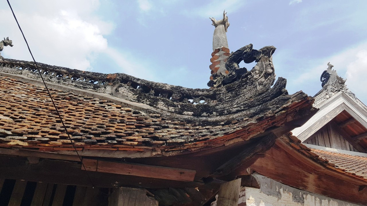 Hệ thống kèo, cột, vì, hệ thống mái ngói cũng mục nát, vỡ vụn. 