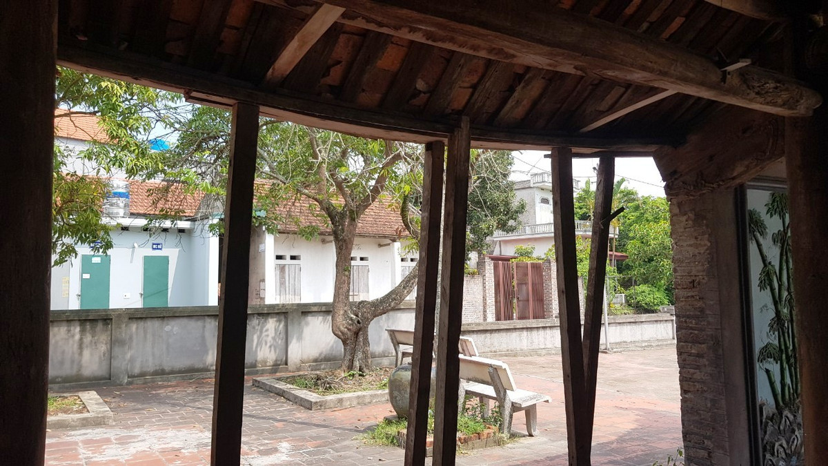 Cụ thể, đao đình, mái vỉ ruồi tiền tế phía đông bị vỡ, gãy và võng xuống, gây sạt và rơi nhiều ngói trên mái đình. Dù Ban Quản lý di tích tạm thời dùng gỗ để chống đỡ nhưng vẫn có nguy cơ gẫy, sập. 