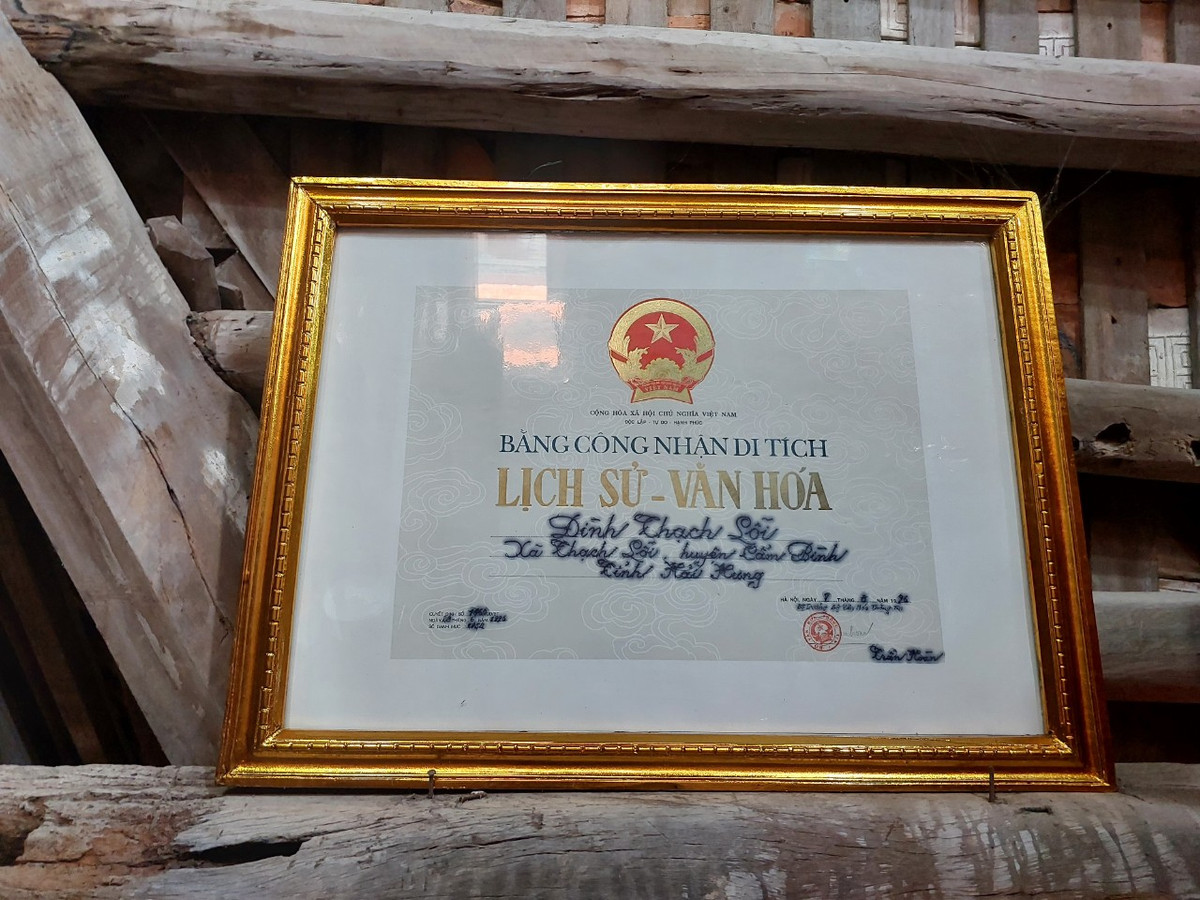 Nói về sự xuống cấp của đình Thạch Lỗi, ông Vũ Thạch Sứ, Phó Ban Khánh lễ đình Thạch Lỗi cho biết, thời điểm hiện tại, đầu đao phía đông tòa tiền tế đã bị mục có nguy cơ sụp đổ. Mái ngói phía đông tòa tiền tế cũng bị xô, sụt, cả đầu đao và mái ngói đều phải gia cố bằng cột để chống đỡ. 